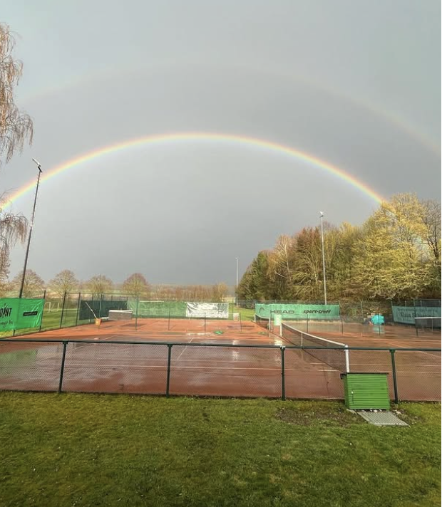 Tennisanlage mit wunderschönem Regenbogen